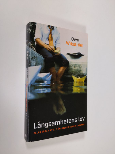 Owe Wikström : Långsamhetens lov eller Vådan av att åka moped genom Louvren