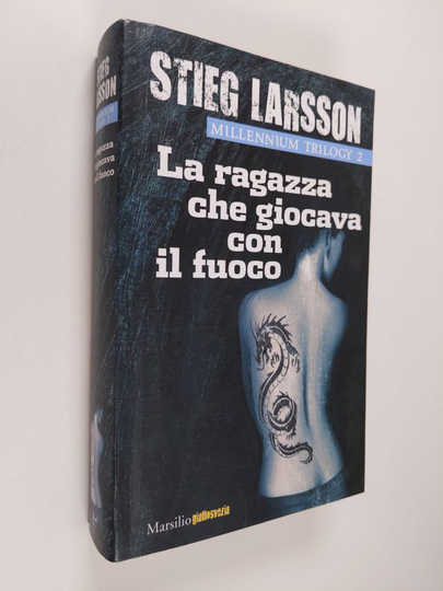 Stieg Larsson : Ka ragazza che giocava con il fuoco