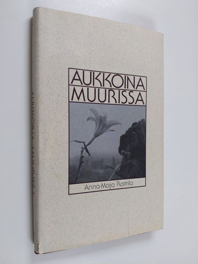 Anna-Maija Raittila : Aukkoina muurissa