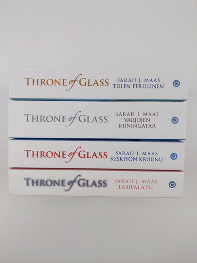 Sarah J. Maas : Throne of glass 1-4 ; Lasipalatsi ; Keskiyön kruunu ; Varjojen kuningatar ; Tulen perillinen