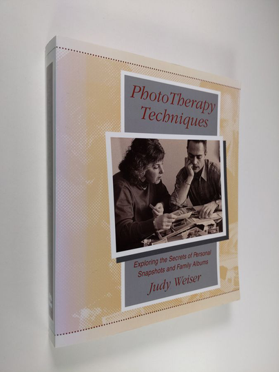 Judy Weiser : Phototherapy techniques : exploring the secrets of personal snapshots and family albums