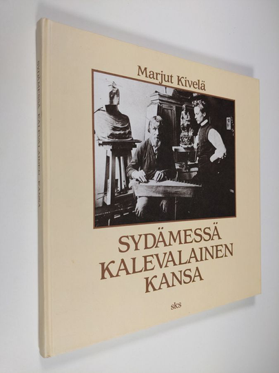 Marjut Kivelä : Sydämessä kalevalainen kansa : Alpo ja Nina Sailo runonlaulajien ikuistajina