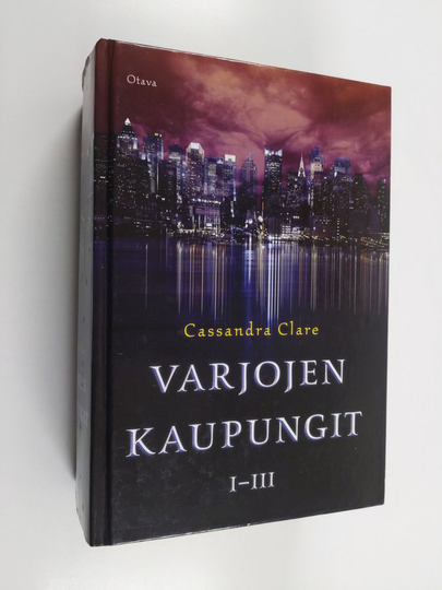 Cassandra Clare : Varjojen kaupungit 1-3 ; Luukaupunki ; Tuhkakaupunki ; Lasikaupunki