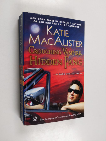Katie MacAlister : Crouching vampire, hidden fang