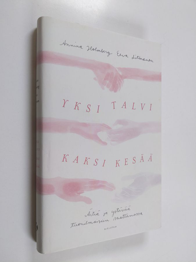 Annina Holmberg ym. : Yksi talvi, kaksi kesää : äitiä ja ystävää tuonilmaisiin saattamassa