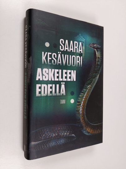 Saara Kesävuori : Askeleen edellä