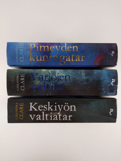 Cassandra Clare : Varjometsästäjät 1-3 : Keskiyön valtiatar ; Varjojen valtias ; Pimeyden kuningatar