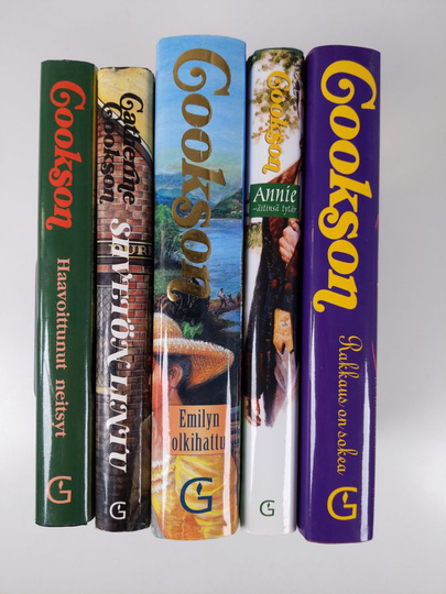 Catherine Cookson : Cookson-paketti (5 kirjaa) : Rakkaus on sokea ; Annie - äitinsä tytär ; Emilyn olkihattu ; Siivetön lintu ; Haavoittunut neitsyt